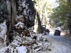 Jalan Poros Camba Maros Macet Total Malam Ini Imbas Longsoran Batu