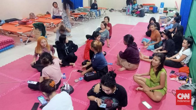 Tiga puluh perempuan pemandu karaoke di Maluku kabur dari penyekapan. Mereka mengikat lima kain seprai agar bisa turun bergelantungan.