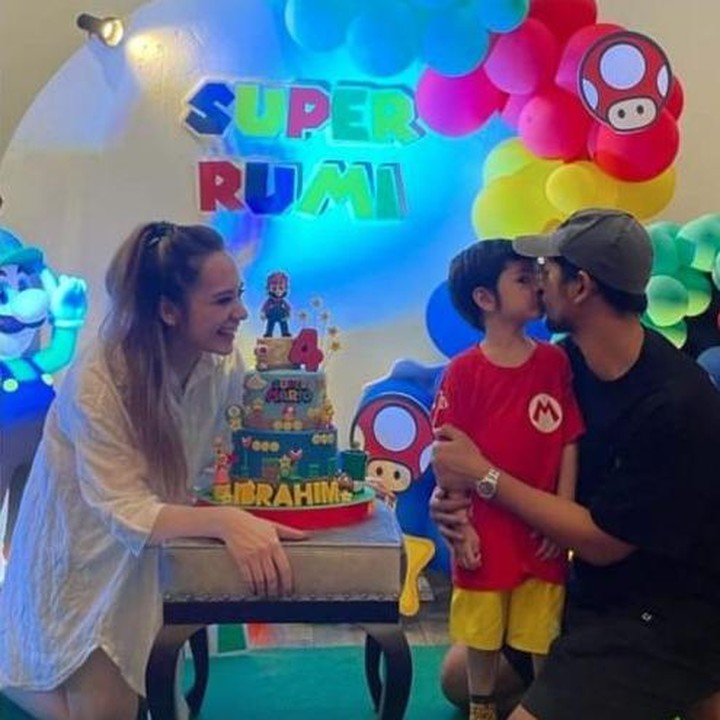 <p>Di hari bahagia Rumi, sang ayah Arya Saloka juga terlihat hadir. Dalam momen ini, Anne tampak tersenyum melihat putranya mendapat ciuman dari sang suami.(Foto: Instagram @anneofficial1990)<br /><br /><br /></p>