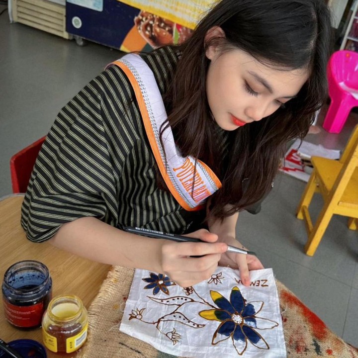 <p>Diketahui, Raihana Zemma akan maju mewakili Jakarta dalam ajang pemilihan Putri Batik Remaja Indonesia 2023. "Terimakasih kepada Bpk. Khairul Munadi @kkmunadi , Atase Pendidikan dan Kebudayaan KBRI London, untuk nasihat dan dukungannya kepada saya utk mengikuti ajang pemilihan Putri Batik Remaja Indonesia 2023 mewakili DKI Jakarta," katanya dalam postingan terbaru, dikutip dari akun Instagram @raihana_zemma.(Foto: Instagram @raihana_zemma)<br /><br /><br /></p>