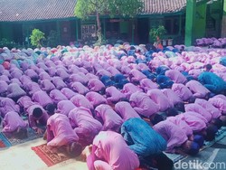 Ratusan Siswa SD di Klaten Salat Istisqa Memohon Hujan