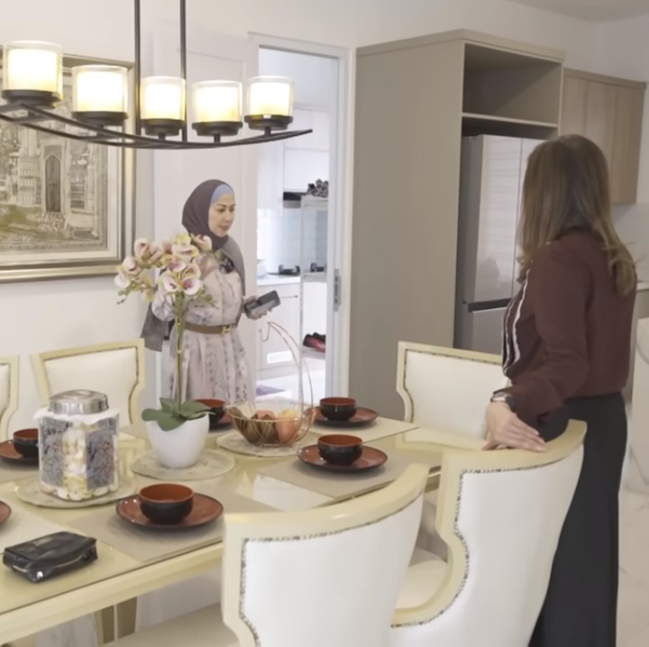 <p>Melihat isi rumah ini, Venna menyebut beberapa furnitur yang ada merupakan bawaan dari apartemen sebelumnya. Hanya saja, beberapa di antaranya ada yang dicat ulang jadi seperti baru.(Foto: YouTube MAIA ALELDUL TV)<br /><br /><br /></p>