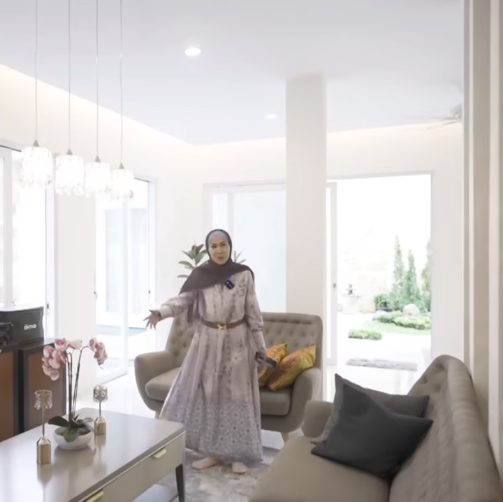 <p>Diketahui, rumah ini awalnya disiapkan sebagai tempat tinggalnya bersama mantan suami. Sebelumnya ia tinggal di sebuah apartemen. (Foto: YouTube MAIA ALELDUL TV)<br /><br /><br /></p>