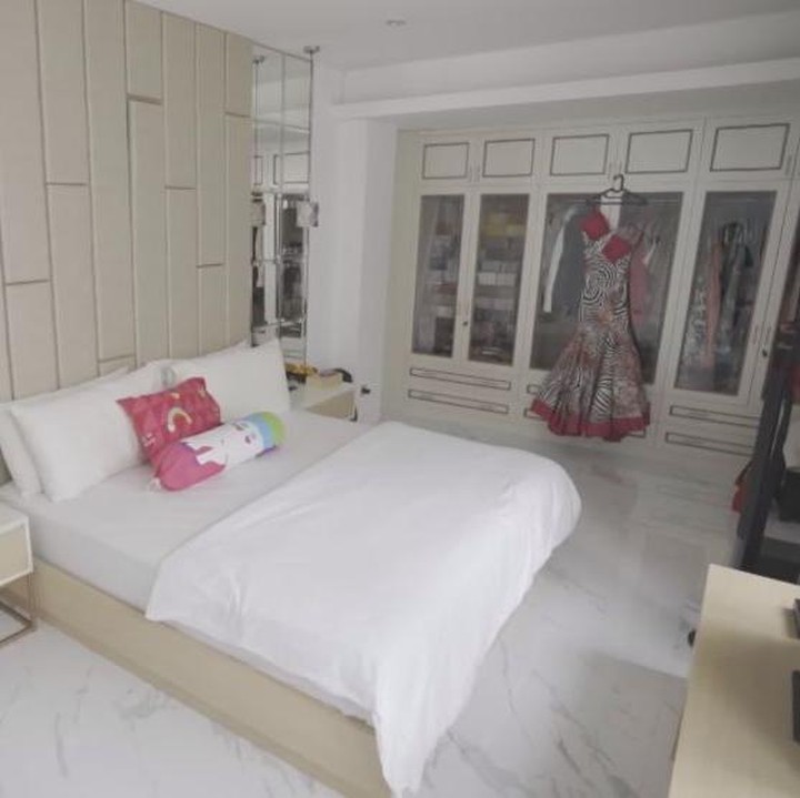 <p>Berikut ini potret kamar yang dipakai Venna. Seperti ruangan-ruang sebelumnya, kamar dengan ukuran luas ini juga menggunakan perabotan dan cat serba putih. (Foto: YouTube MAIA ALELDUL TV)</p>