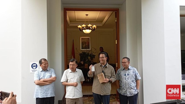 Wakil Presiden ke-10 dan ke-12 RI Jusuf Kalla (JK) memberikan 4 wejangan dan bingkisan multivitamin kepada Anies Baswedan supaya bisa memenangkan Pilpres 2024.
