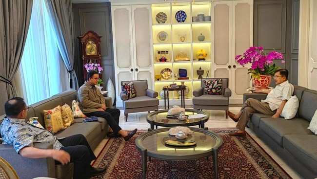Bakal calon presiden yang diusung Partai NasDem, PKS dan PKB Anies Baswedan menyambangi kediaman Jusuf Kalla pada Sabtu (7/10) pagi ini.