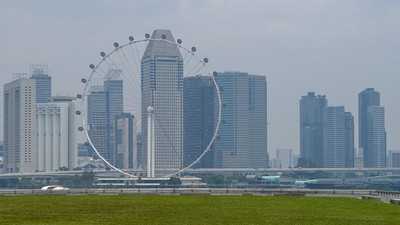 Cakrawala kota terlihat diselimuti kabut di Singapura pada 29 September 2023. (Roslan RAHMAN / AFP)