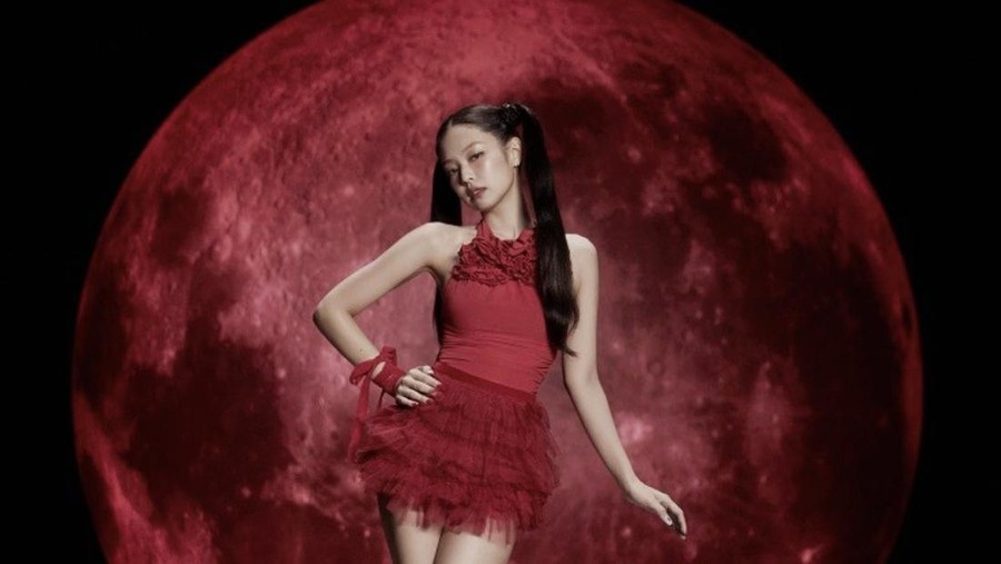 Gaya Seksi Jennie BLACKPINK di You & Me, Dandan ala Anime Sailor Moon