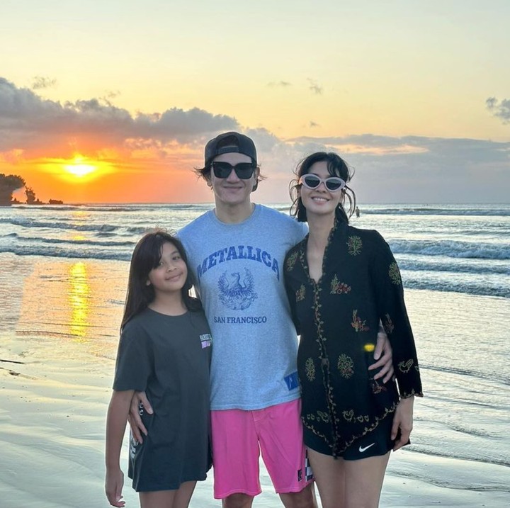 <p>"Jizzy sedikit lagi setinggi Bundanya," ungkap seorang netizen. "Hai Jizzy, apa kabarmu? Betapa cepatnya waktu berlalu, kini kamu sudah tumbuh menjadi gadis cantik dan cerdas. Tetap sehat sayang Jizzy, mama @marshatimothy dan keluarga," ungkap netizen lainnya. (Foto: Instagram: @marshatimothy)</p>