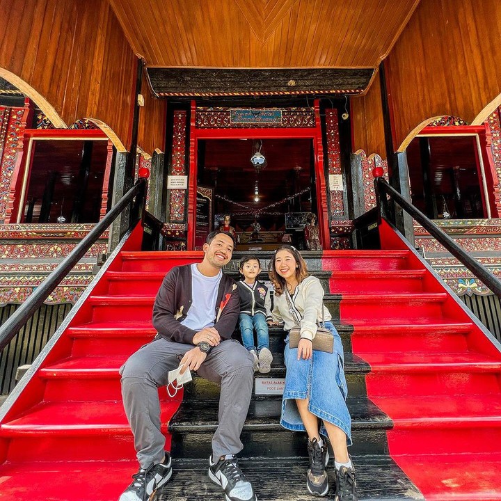 <p>Menariknya, di keterangan foto tersebut Kiky menulis 'our lovely daughter' yang merujuk pada keberadaan Aisya. (Foto: Instagram@kikysaputrii)</p>