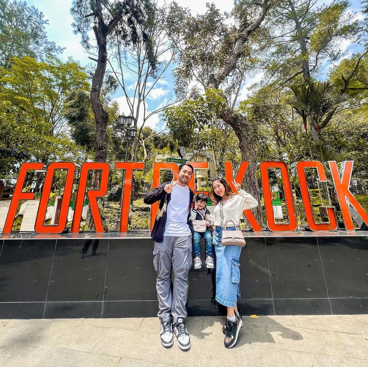 <p>Di momen liburan tersebut, tampak Kiky tak hanya berdua dengan sang suami. Turut serta bersama mereka seorang anak perempuan kecil yang dalam keterangan foto diperkenalkan Kiky bernama Aisya. (Foto: Instagram@kikysaputrii)</p>