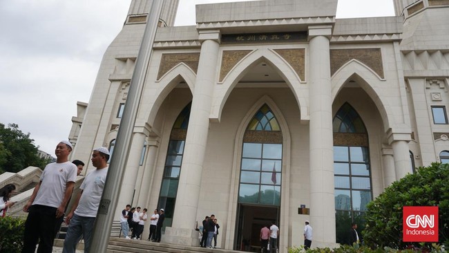 Salat Jumat di Masjid Hangzhou, China, terasa indah dan penuh doa-doa yang terpanjat penuh harap di Asian Games 2023.