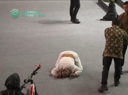 Sujud Syukur Ibu-ibu Asal Jambi Dapat Sepeda dari Jokowi Usai Jawab Kuis