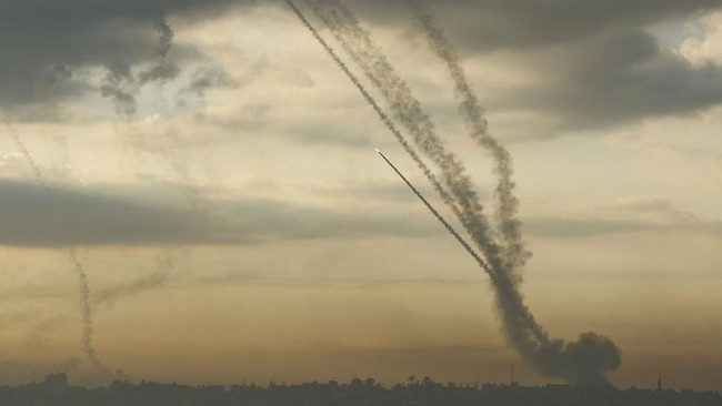 Tel Aviv dilaporkan mendapatkan bombardir 20 rudal dari kelompok perlawanan Hamas tepat pada perayaan tahun baru 1 Januari 2024.