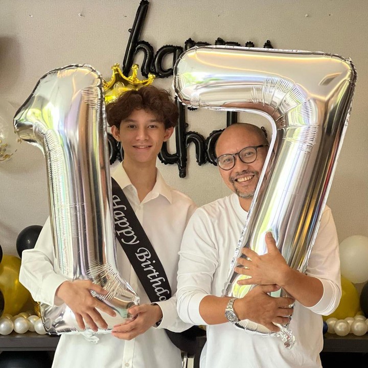 <p>Kebahagiaannya semakin bertambah ketika mengetahui sang ayah ikut meramaikan acara ulang tahunnya. Dalam unggahan tersebut, Rossa dan Yoyo terlihat kompak memberkan kejutan kepada sang putra. (Foto: Instagram@yoyoprasetyo29)</p>