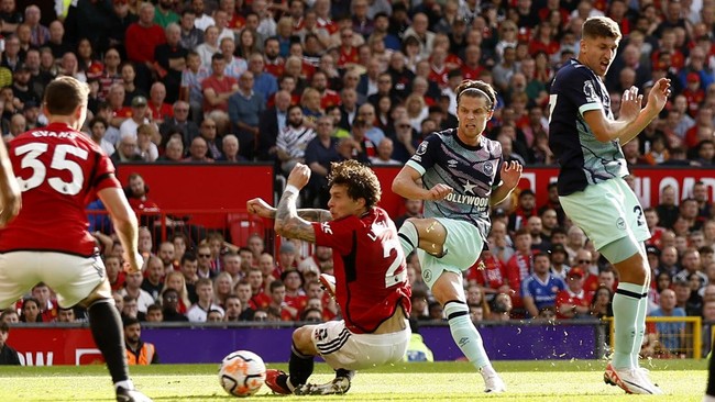 Manchester United harus berjuang keras meraih kemenangan atas Brentford pada lanjutan Liga Inggris di Stadion Old Trafford, Sabtu (7/10).