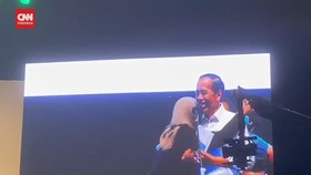 VIDEO: Momen Kocak Relawan Peluk Jokowi Usai Berhasil Jawab Kuis