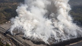 FOTO: Zona Aktif TPA Jatibarang Kembali Terbakar