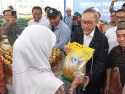 Gaet Muhammadiyah Jateng, Zulhas Traktir Warga Semarang 500 Karung Beras
