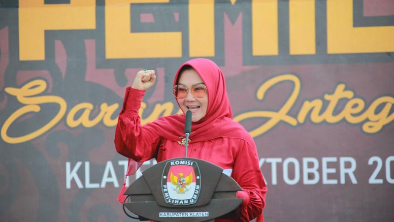 KPU Kabupaten Klaten, Jawa Tengah melakukan serah terima estafet kirab Pemilu 2024 dari KPU Kabupaten Sukoharjo di Alun-alun Kabupaten Klaten.