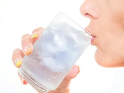 Benarkah Terlalu Sering Minum Air Dingin Bikin Berat Badan Naik? Cek Faktanya