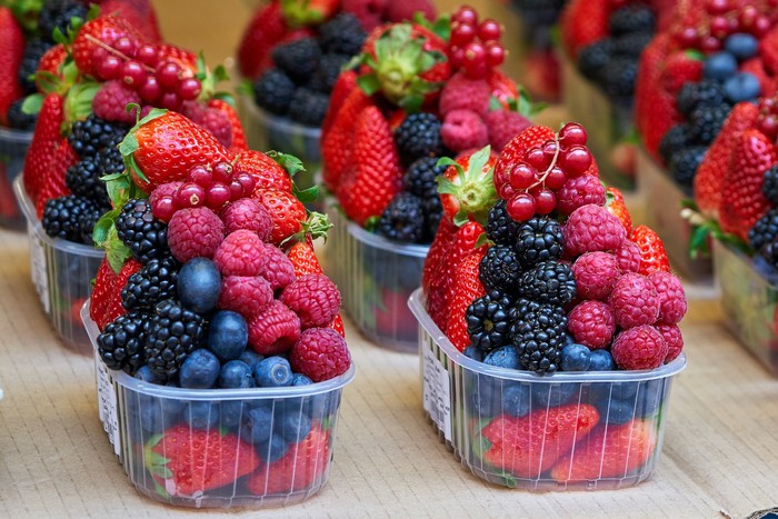 Stroberi, raspberry, blueberry, dan blackberry semuanya kaya akan vitamin C. Vitamin C memungkinkan tubuh membentuk kolagen dan menggunakannya secara efektif.