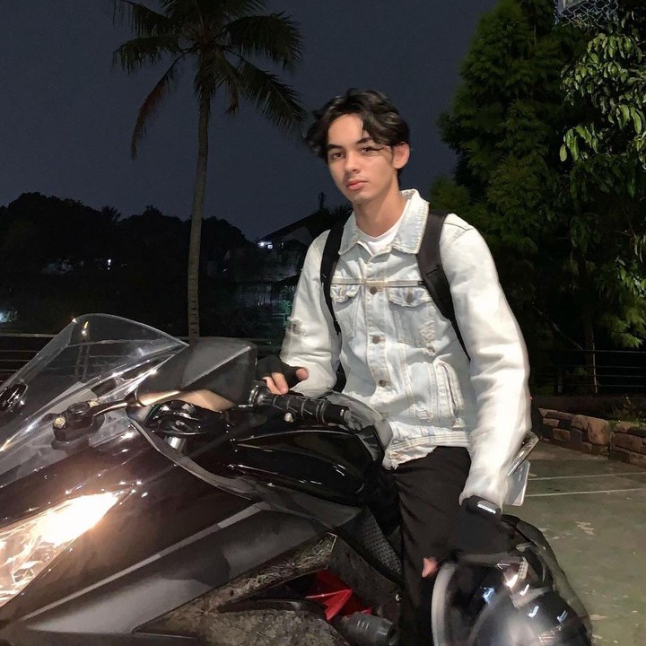 <p>Fattah Syach merupakan anak pertama dari pasangan Attar Syach dan Ananda Lontoh, Bunda. Ia lahir pada 11 April 2005 dan kini sudah berusia 18 tahun.(Foto: Instagram @fattsyach)<br /><br /><br /></p>