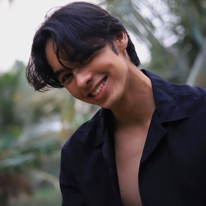 <p>Fattah Syach juga memiliki visual tampan yang diturunkan dari sang Ayah, nih. Kita doakan, semoga kariernya terus melejit di dunia hiburan, ya. (Foto: Instagram @fattsyach)</p>