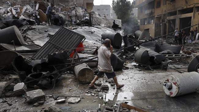Istri warga Gaza, Amer Ashour mengalami kontraksi dan harus menjalani persalinan ketika Israel mulai mengepung kawasan Gaza pada Sabtu (7/10).