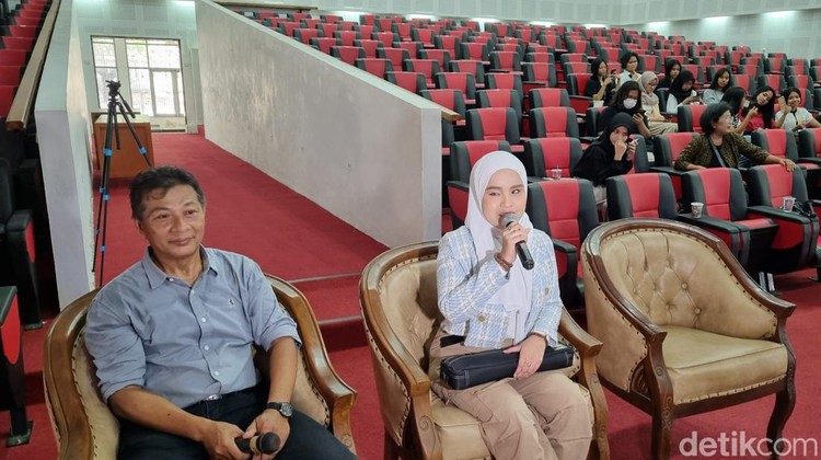Juara empat America's Got Talent (AGT) 2023 Putri Ariani saat memberikan keterangan di SMM Jogja, Kasihan, Bantul, Minggu (8/10/2023).