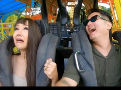 Momen Kocak Lucinta Luna Naik Roller Coaster Bareng Boy, Panik Wig Copot