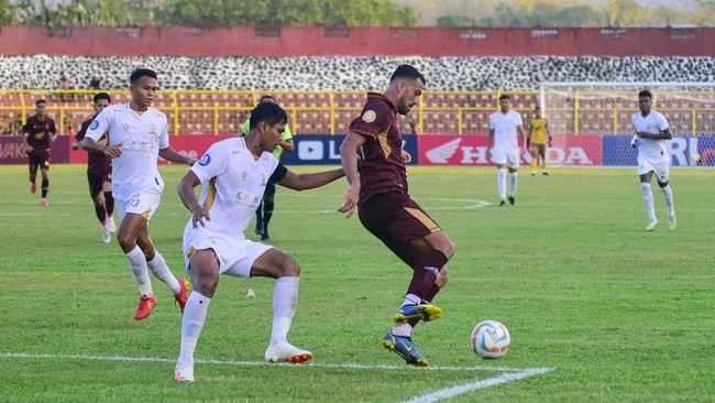 Kekalahan PSM Makassar dari Madura United dalam pekan ke-15 Liga 1 memantik suporter Tim Juku Eja berunjuk rasa.