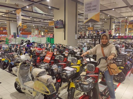 Bunda Ini Berhasil Belanja Untung di Transmart, Beli Sepeda Listrik dengan Harga Murah!