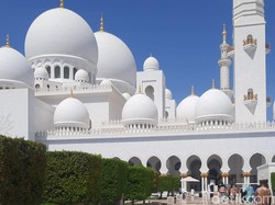 Berkunjung ke Masjid Agung Sheikh Zayed di Abu Dhabi