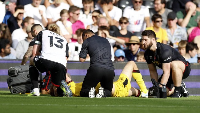 Pemain senior sekaligus kapten Sheffield United Chris Basham mengalami cedera serius pada laga Liga Inggris.