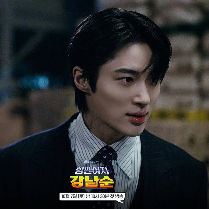 <p>Byeon Woo Seok berperan sebagai Ryi Shi Oh dalam drama Korea <em>Strong Girl Nam Soon</em>, sosok misterius yang meneliti narkoba. Padahal, ia dalang di balik beredarnya narkoba jenis baru di Gangnam. (Foto: JTBC)</p>