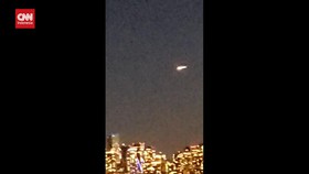 VIDEO: Penampakan Benda Asing Melayang Terbakar di Langit Seattle
