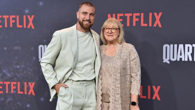 Ibunda Travis Kelce mengakui masih kagok menghadapi sorotan jutaan orang semenjak putranya dekat dengan Taylor Swift.