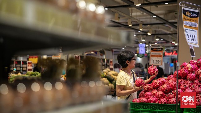 Beli buah naga merah di Transmart Full Day Sale hari ini Minggu (15/10), harganya mulai Rp1.300 aja per 100 gram. Murah banget kan?