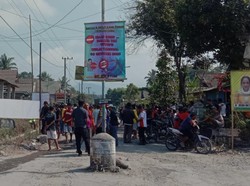 Warga Rejokaton Blitar Tutup Jalan yang Biasa Dilewati Truk Tambang Pasir