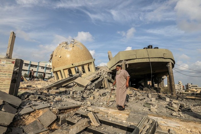 08 October 2023, Palestinian Territories, Khan Yunis: Palestinians inspect the ruins of a destroyed mosque in the city of Khan Yunis, south of the Gaza Strip, following an Israeli airstrike on the second day of the ongoing conflict between Israel and the Palestinian militant group Hamas. Photo: Abed Rahim Khatib/dpa (Photo by Abed Rahim Khatib/picture alliance via Getty Images)
