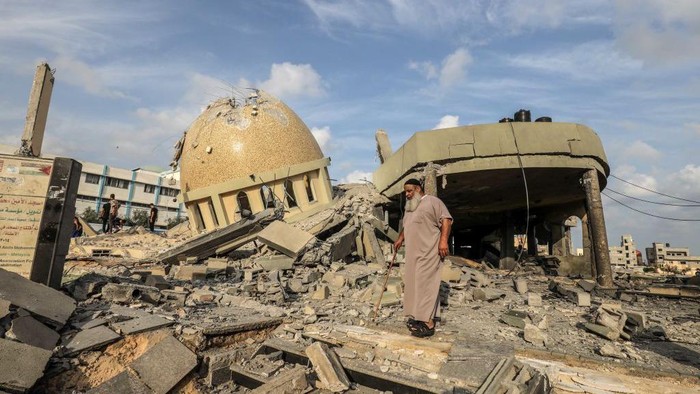 08 October 2023, Palestinian Territories, Khan Yunis: Palestinians inspect the ruins of a destroyed mosque in the city of Khan Yunis, south of the Gaza Strip, following an Israeli airstrike on the second day of the ongoing conflict between Israel and the Palestinian militant group Hamas. Photo: Abed Rahim Khatib/dpa (Photo by Abed Rahim Khatib/picture alliance via Getty Images)