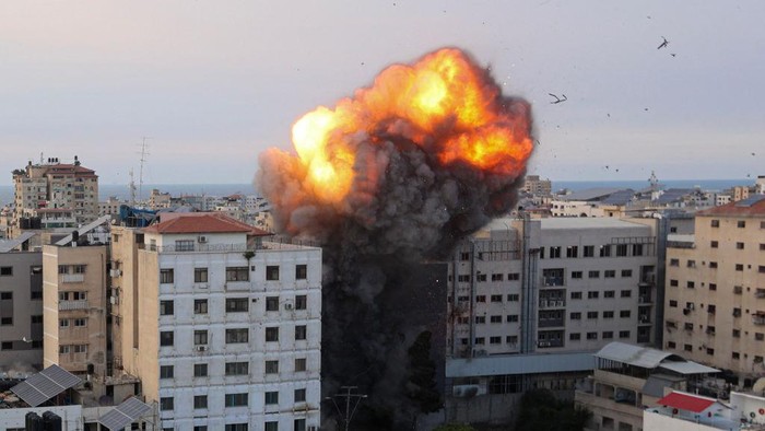 TOPSHOT - Fire and smoke rise after an Israeli air strike targeted the National Bank on Gaza City, on October 8, 2023. Israel, reeling from the deadliest attack on its territory in half a century, formally declared war on Hamas Sunday as the conflict's death toll neared 1,000 after the Palestinian militant group launched a massive surprise assault from Gaza. (Photo by Ahmed ZAKOUT / AFP) (Photo by AHMED ZAKOUT/AFP via Getty Images) TOPSHOT - Fire and smoke rise after an Israeli air strike targeted the National Bank on Gaza City, on October 8, 2023. Israel, reeling from the deadliest attack on its territory in half a century, formally declared war on Hamas Sunday as the conflict's death toll neared 1,000 after the Palestinian militant group launched a massive surprise assault from Gaza. (Photo by Ahmed ZAKOUT / AFP) (Photo by AHMED ZAKOUT/AFP via Getty Images)