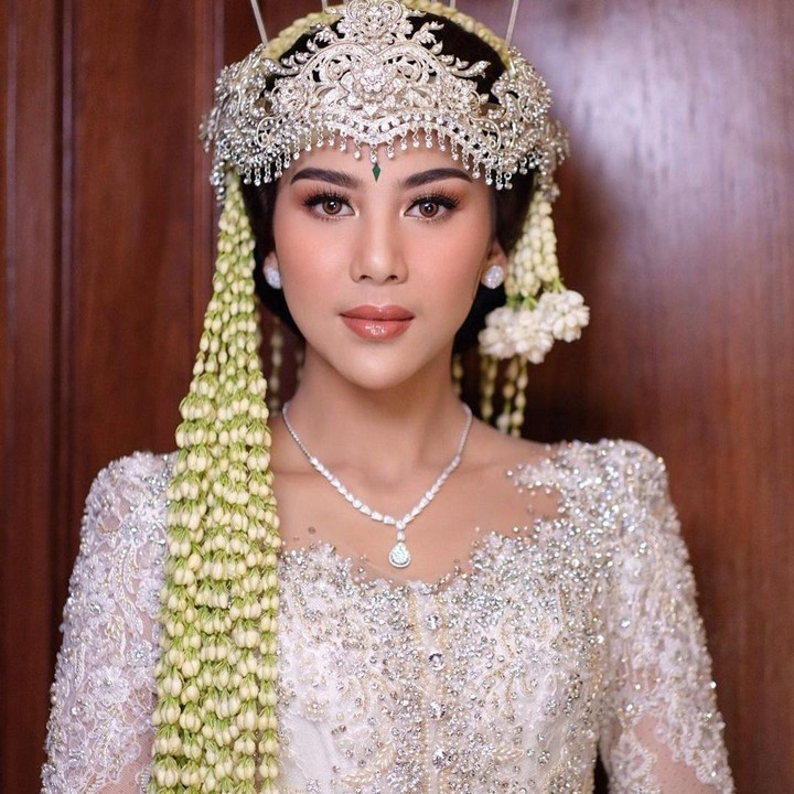 <p>Dari potret yang dibgikan, Adinda menggelar akad pernikahannya dengan adat sunda dan tampil anggun menikah mengenakan kebaya berekor panjang yang menyapu lantai. "Pangling banget kak dinda," kata akun @life*****.(Foto: Instagram @adindathomas)<br /><br /><br /></p>