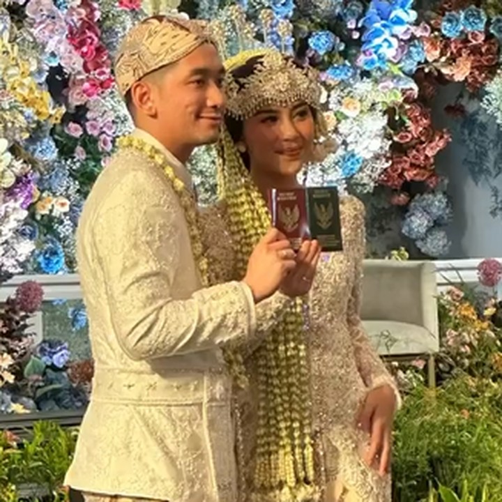 <p>Kabar bahagia Adinda Thomas dan Raka Akmal tersebar melalui unggahan di media sosial. Tak hanya diposting oleh sahabat, beberapa juga ada yang dibagikan Adinda di akun pribadinya. (Foto: Instagram @adindathomas)<br /><br /><br /></p>