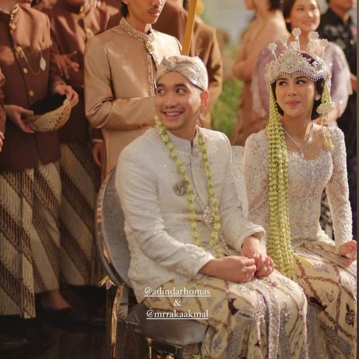 <p>Pernikahan ini dilakukan setelah keduanya melangsung lamaran pada Mei kemarin.Bulan September, Adinda memang sudah memberikan isyarat akan melangsung pernikahan dalam waktu dekat.(Foto: Instagram @adindathomas)<br /><br /><br /></p>