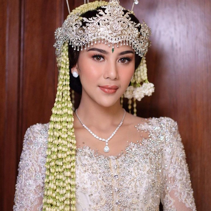 <p>Penampilannya juga dilengkapi dengan siger Sunda dihiasi tujuh kembang goyang, ronce melati, dan daun sirih berbentuk wajik. <em>"Effortless Beauty Akad Nikah</em> Mrs. @adindathomas, tulis Marlene Hariman selaku <em>make-up artist</em>-nya. Kita doakan, semoga pernikahannya langgeng dan bahagia selamanya, ya. (Foto: Instagram @adindathomas)</p>