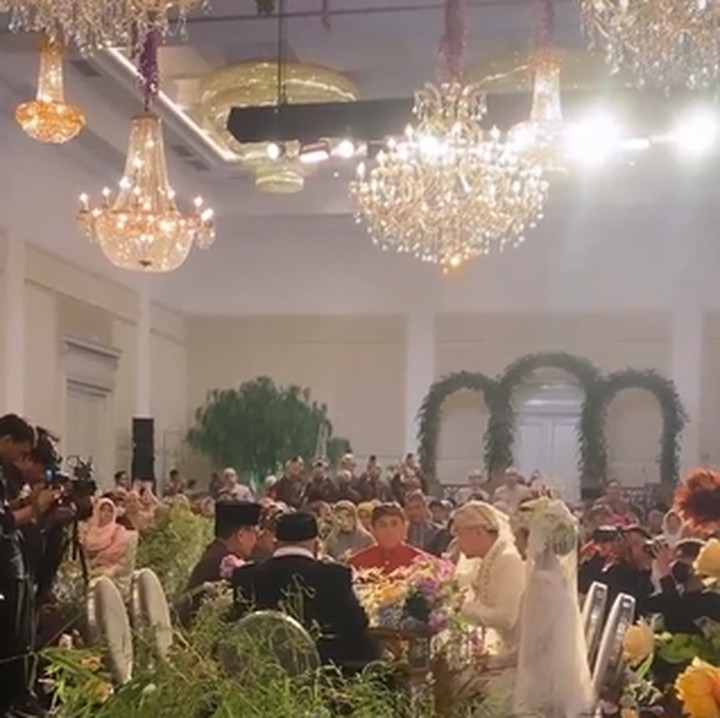 <p>Adinda Thomas baru saja melangsungkan akad akad pernikahan, Bunda. Perempuan berusia 30 tahun ini menikah dengan Raka Akmal di Opus Ballroom Dharmawangsa Jakarta Selatan pada Minggu, (8/10/2023) kemarin. (Foto: Instagram @adindathomas)<br /><br /><br /></p>