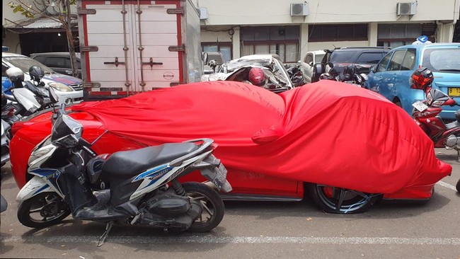 Polisi menghentikan kasus kecelakaan antara mobil Ferrari dengan lima kendaraan yang terjadi di dekat Bundaran Senayan, Jakarta.