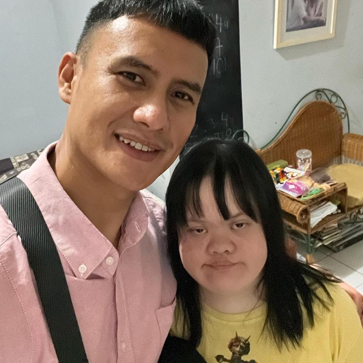 <p>Dalam unggahan ini, banyak netizen yang memberi doa dan menyebut Chitra sebagai pembawa berkah dalam keluarga. Komentar tersebut pun ditanggapi oleh Choky dan membenarkannya. "@alvin****, betul. Dia adalah juga alasan Tuhan memberkati kami berlimpah," katanya, melalui akun @sitohangchoky. (Foto: Instagram @sitohangchoky)<br /><br /><br /></p>